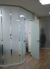 Стеклянные офисные перегородки: методы изготовления и их конструкционные особенности